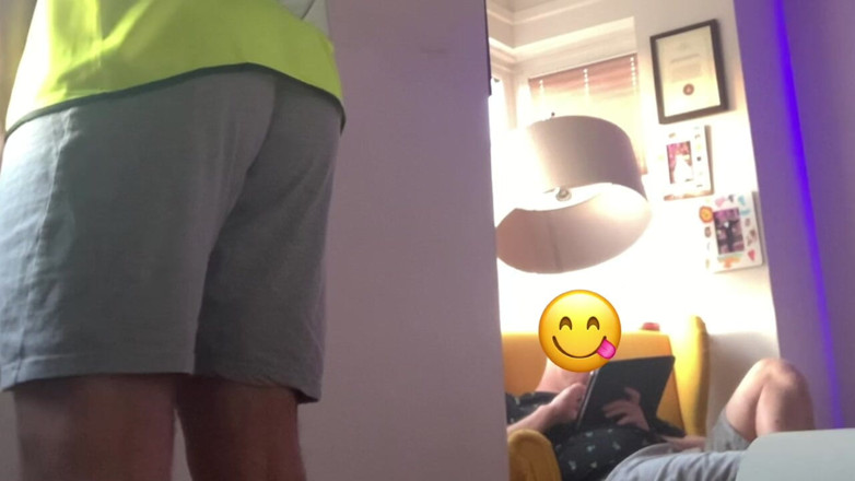 Hot dick in your ass: 벽에 그림을 그리는 동안, 나는 발정난 내 친구 앞에서 약해졌다.