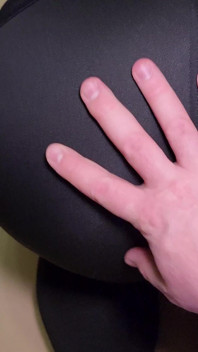 Neukte de mond van een roodharige milf hard in haar sportlegging en stak deze in haar strakke gaatje