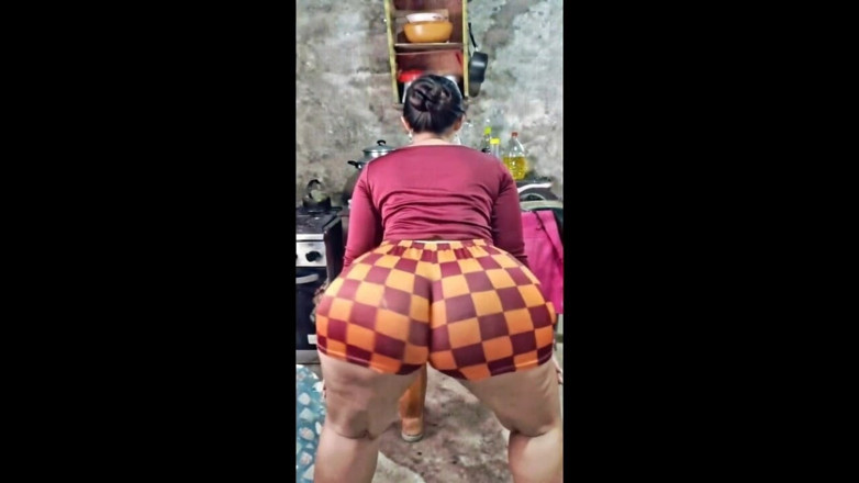 Xprohibidox1: Duży tyłek w szortach w kratę