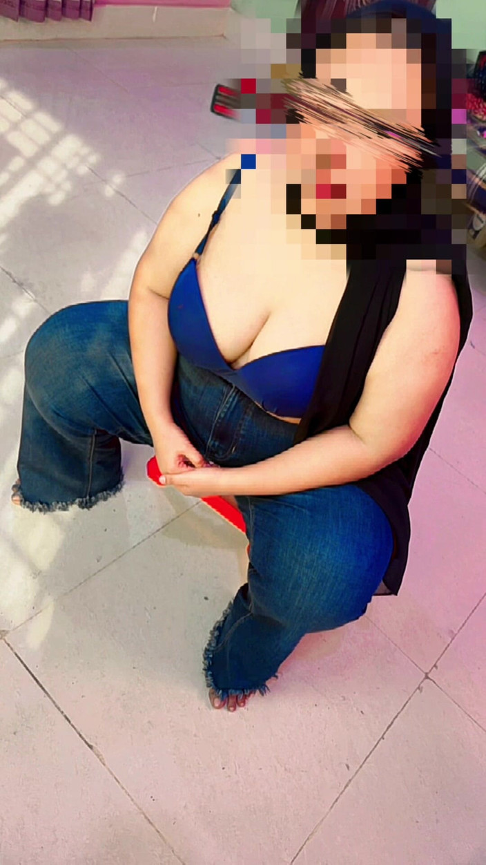 Aria Mia: Una bella bbw araba musulmana si spoglia del suo vestito...