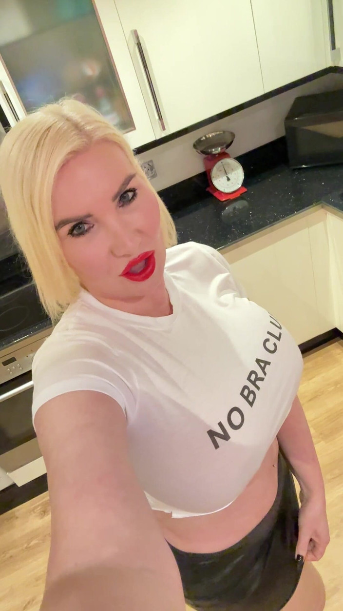 Sophie James: Sütyen kulübü yok külot kulübü yok