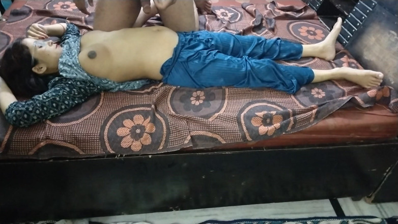 Indian Muslim Couple: คืนแห่งจูบเมีย Desi และเคมีที่ดูต้องห้าม
