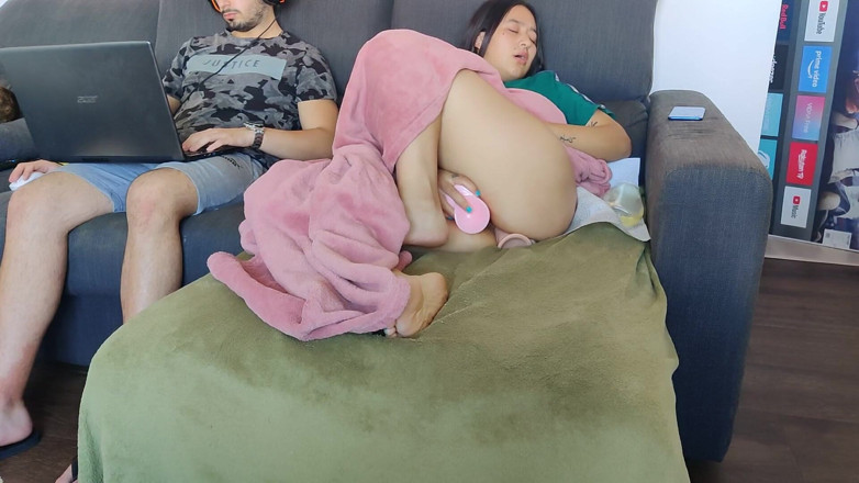Miss Squirting: 내 배다른 아들 옆에서 더블 페네트레이언