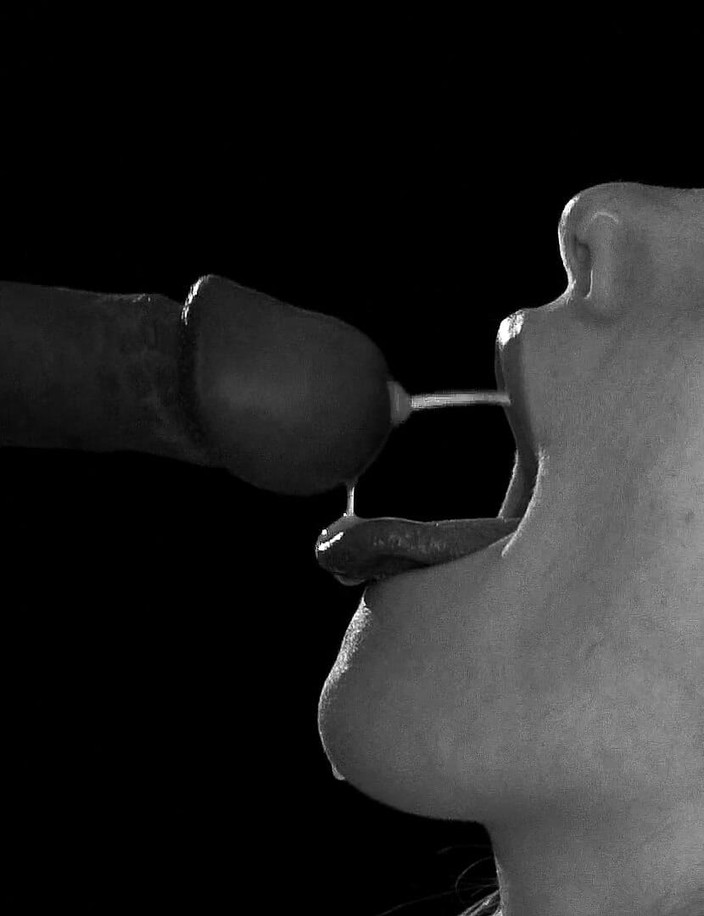 Adalina Smith: Spermă în gură cu încetinitorul! Modelul înghite o încărcătură uriașă de spermă după ședința foto