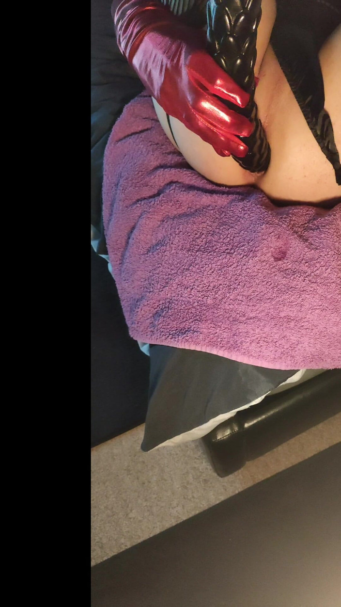 Sallyann: 怪物假阳具