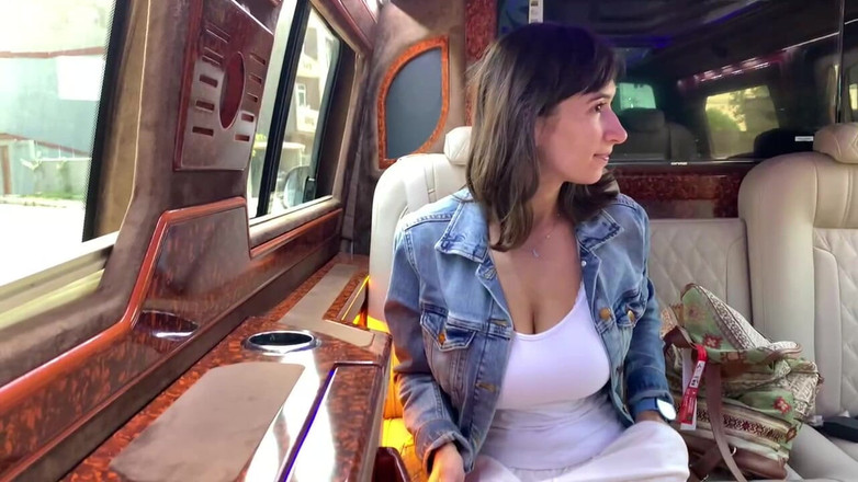 Kitty Kriss: Takside spontane oral seks büyük bir ağız boşalmasıyla sona erdi