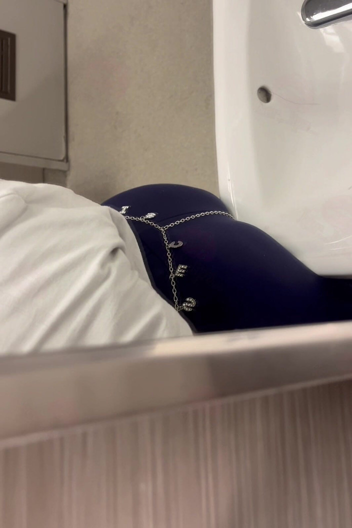 Anye Meshell: Pizdă cu pișare