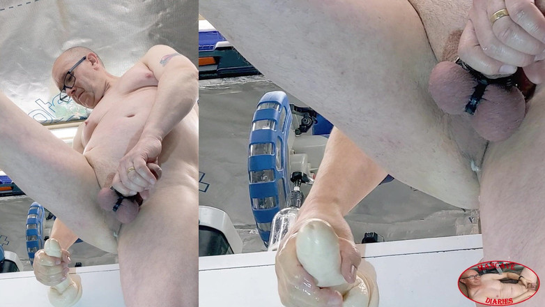 Ficd: Mancave berkongkek dildo