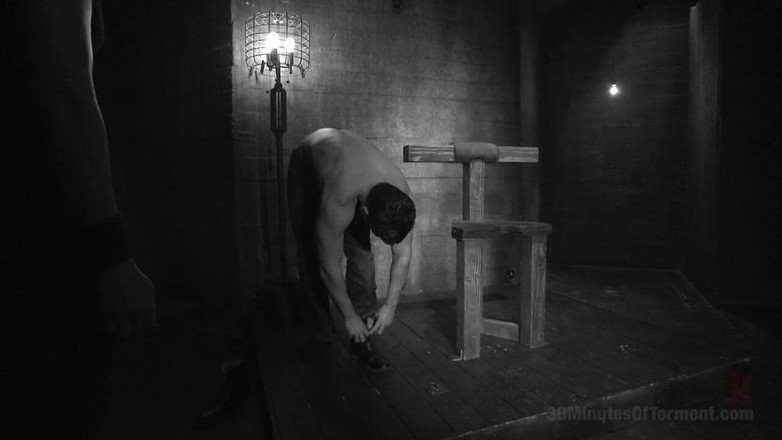 30 Minutes of Torment: Pantat cowok gagah ini pertama kali dientot habis-habisan sama kontol...