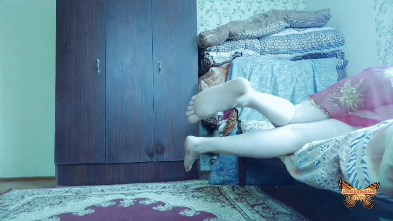 Kitty_Cross: Lelaki Pondan yang luar biasa menunjukkan kaki dalam seluar ketat...