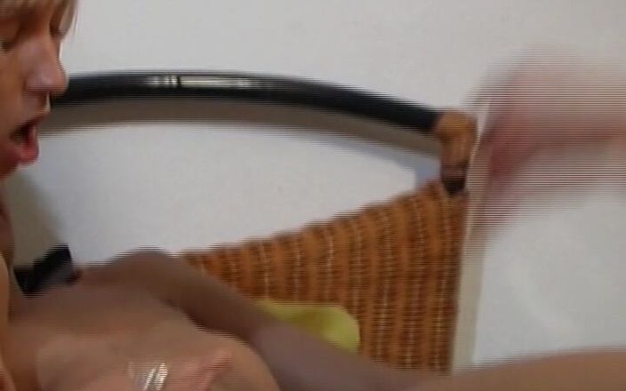 Deutsche XXX Filme: Dvě ošklivé německé MILfky sdílení ptáka ve trojce kouření