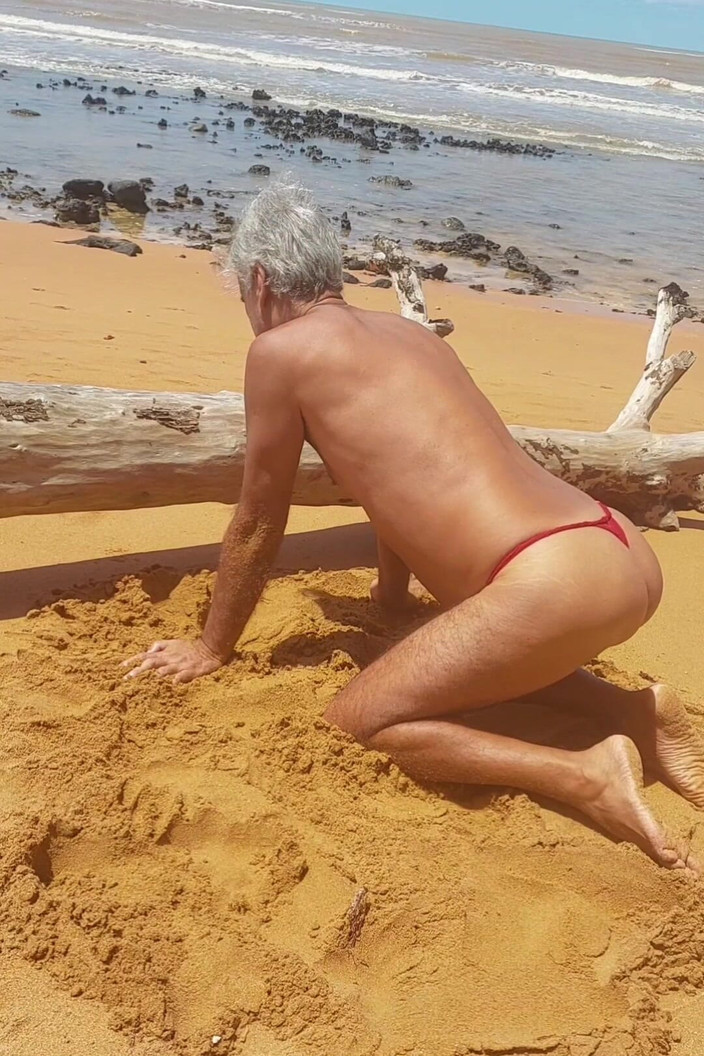 Ladysilvas: Ladysilva w majtkach na plaży Co za gorąca dupa chce...