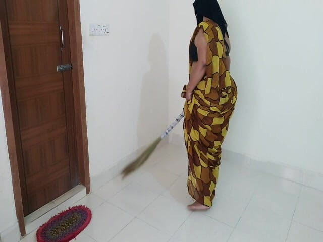 Aria Mia: 古吉拉特语女仆在她扫他的房间时被主人的继子性交