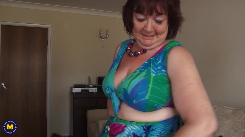 Mature Solo NL: Naughty GILF is rubbing and toying her snatch