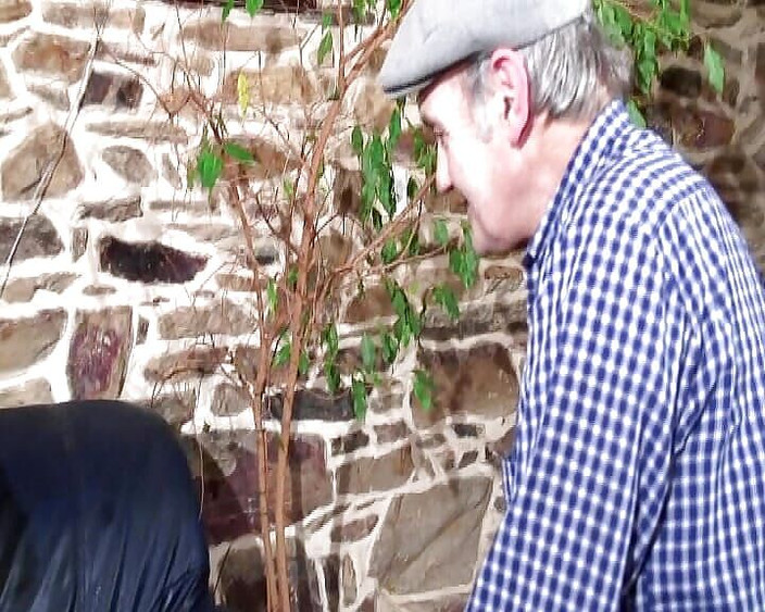 Monde Francais: Sexy Franse tiener krijgt haar gaatjes geneukt terwijl haar opa...