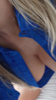 Secretaria bimbo con enormes tetas es la puta de la oficina es follada por el jefe