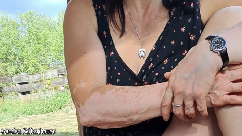 Sandra Falkenhauer - The Pissing Milf: Ein Plötzlicher Drang Während Des Spaziergangs