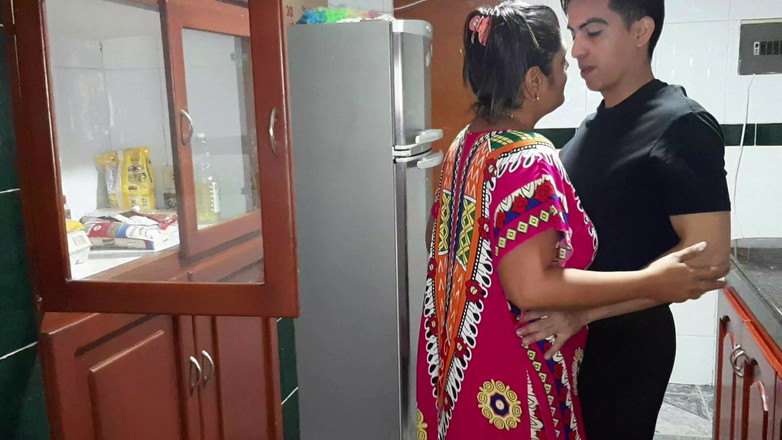 Aly: Šukání mé nadržené nevlastní matky v kuchyni. Celý film