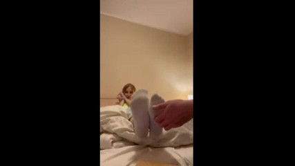 Czech Ladies: Ele está fazendo cócegas nas minhas pernas sensíveis