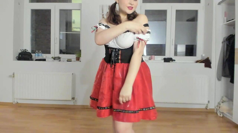 Tina Angel: Октоберфест - Соблазняет Декольте Пивной Бутылки