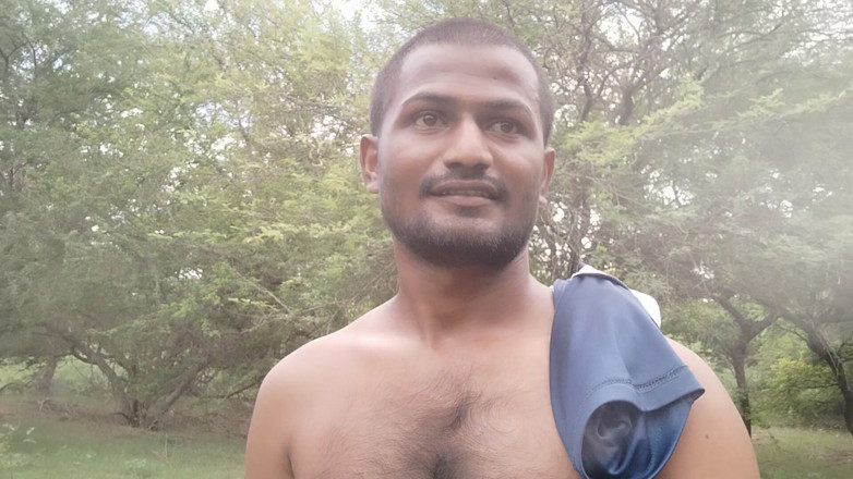 KUMBHA MANOJ KUMAR: Xhard India Auf der Suche im Wald
