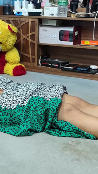 Urutan kaki isteri Malayali dilakukan oleh suami