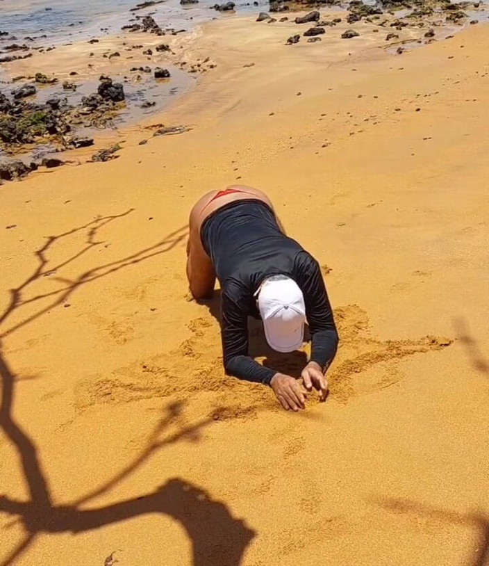 Ladysilvas: 해변에서 팬티를 입고 핫한 엉덩이를 보여주는 Ladysilva