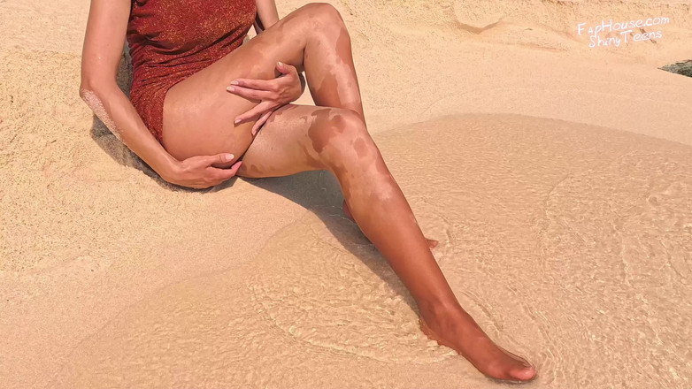 Shiny teens: 914 Shiny Wolford Pantyhose di Pantai