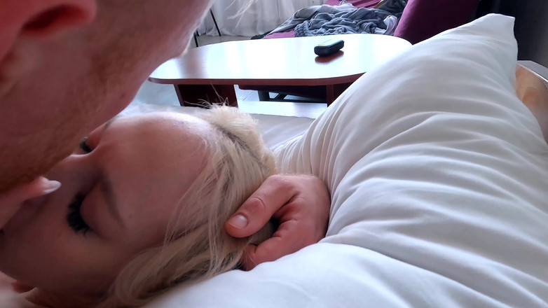 Michael Frost Pro: 금발 창녀의 머리에 직접 사정 - 미스 Kaprizzz