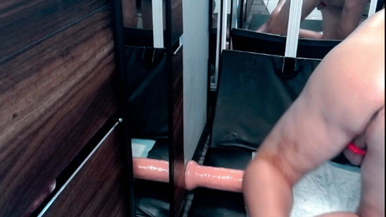 Rainforestman: Video lucah dildo dipasang di dinding dan lantai oleh tukang...