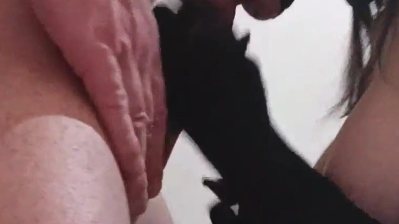 LauraOnHeels: MILF Prende Un Cazzo in Bocca E Una Bella Sborrata