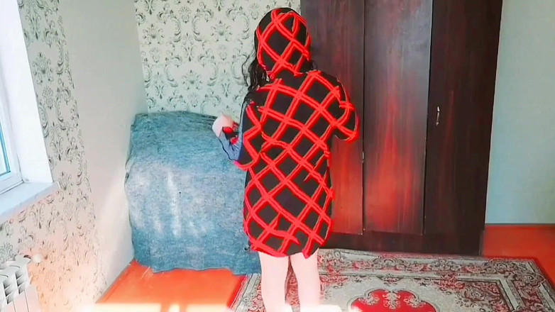 Kitty_Cross: 华丽的变性人美女在圆镜子里刷头发