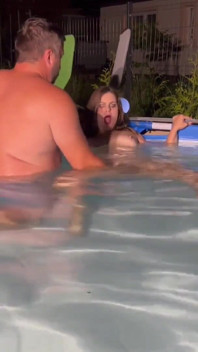 Luca makes Lexi cum in the pool