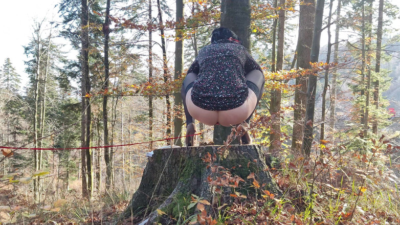 Toilet Mommy: İşemek için çaresiz, açık havada tasmalı götle işemek zorunda