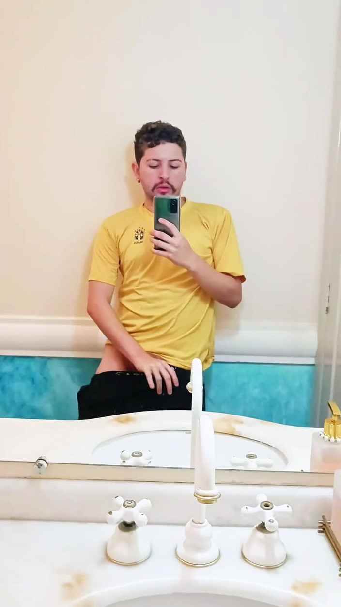 Marcosninfo: तुम्हें मेरी मम्मी के चर्च के बाथरूम में अपना लंड दिखा रहा हूँ।