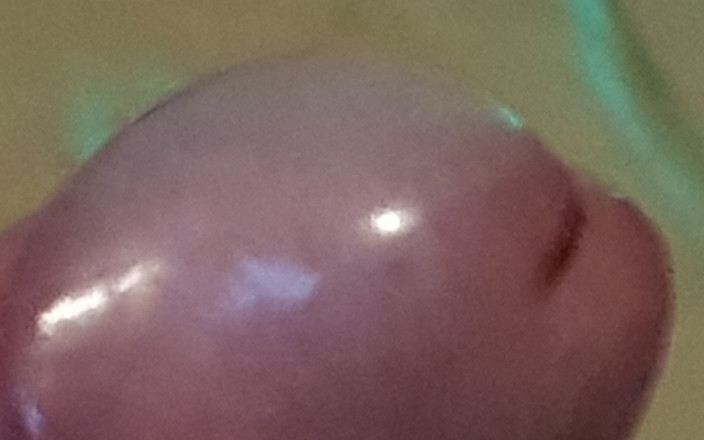 Pellefnatt: 躺在沙发上，玩弄他的鸡巴，撸管他的鸡巴，然后在他的鸡巴上测试一个新戒指