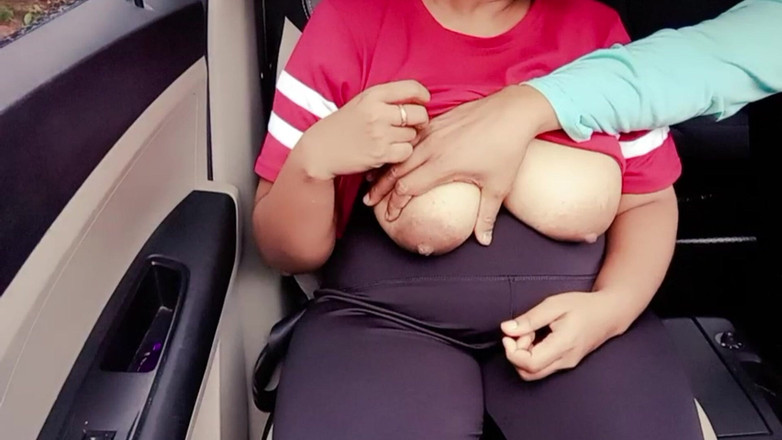 Your Arya: Desi India grandi tette succhiare in pubblico - all'aperto