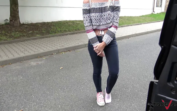 Take Van: Flicka med förlorad sko hittar vår skåpbil som bästa spara...
