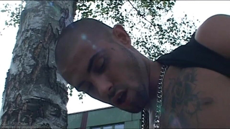 Young Bastards: Ragazzo punk si fa sborrare per il pranzo