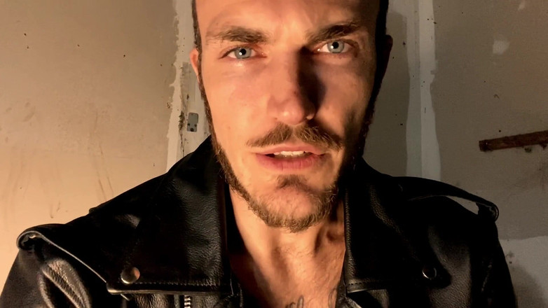 Christian Wilde: Christian wilde lagi asik merokok di garasi rumahnya