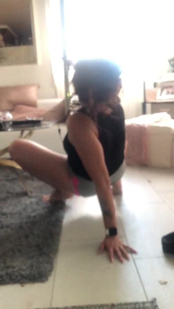BambiAmbita: Bambiambita está bailando con un pequeño short