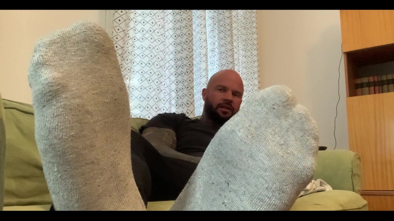 Jasons feet: 체육관에서 냄새 나는 양말과 발을 냄새 맡는 새아빠