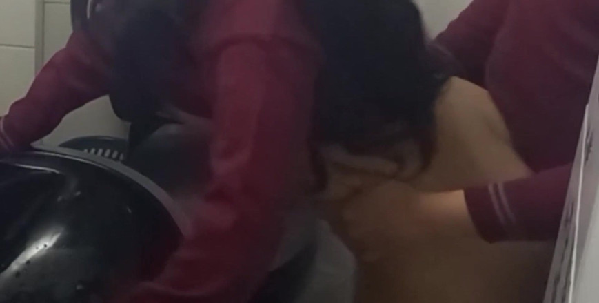 Astrid Cute: Камера записує студентів у ванній кімнаті інституту! Знайшли лише ванну кімнату! Трах зі студентом у ванній!