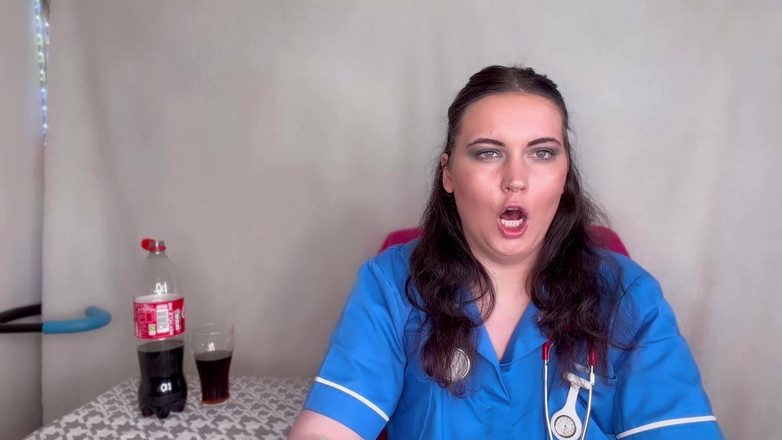 MissFFW: İki kadın bir hemşire ateşli bir şekilde içiyor ve geğiriyor