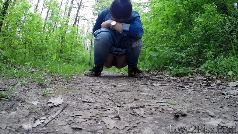 Love 2 Piss: All natural. Ingrid is peeing and wiping herself with a...