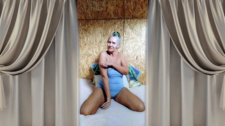 Lukerya: 핫한 하루를 시작하는 Lukerya