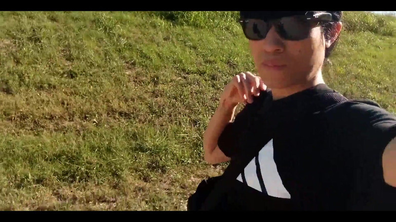 Jon Arteen: Freeballing twink不穿内衣散步，在户外从他非常短的短裤中伸出他柔软的鸡巴