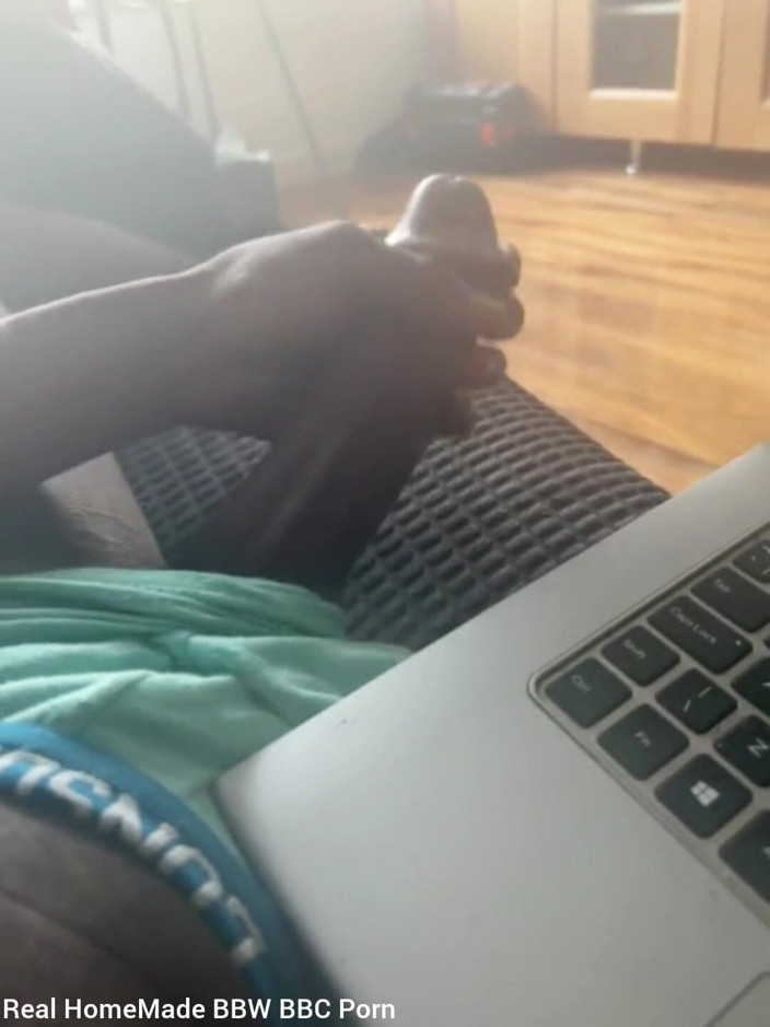 Big black cock BBCee: Accarezzo il mio grosso cazzo nero guardando del porno