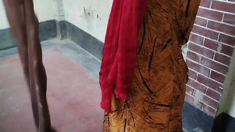 Deshi women: Una cameriera di 18 anni è stata trovata da sola a casa...