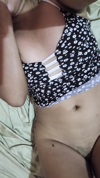 MiLeydi28: Con la mia innocenza ho a malapena imparato a toccarmi